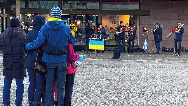 Ein spontanes Marktplatz-Konzert des Posaunenchors für Frieden in der Ukraine bewegt die zuhörenden Passanten.