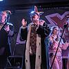 Wolfgang Kubicki (links) geht mit Narrenrichter Jürgen Koterzyna (Mitte) auf die Bühne und singt mit der Band Crossage beim Zunftball im ...