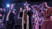 Wolfgang Kubicki (links) geht mit Narrenrichter Jürgen Koterzyna (Mitte) auf die Bühne und singt mit der Band Crossage beim Zunftball im ...