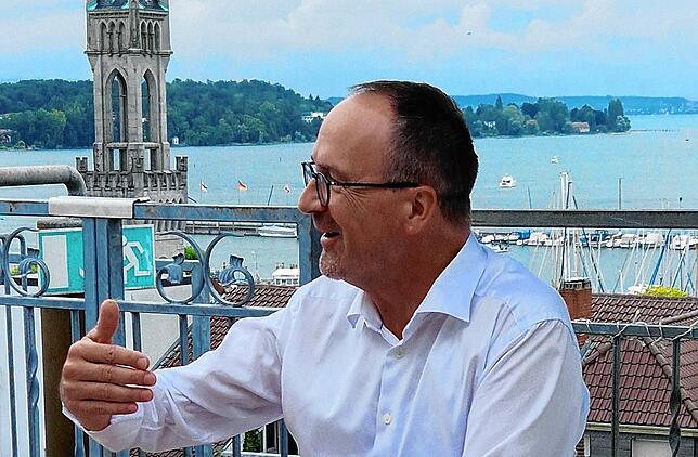 Uli Burchardt, im Hintergrund der Turm des Bahnhofs.