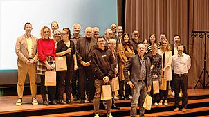 Die Wiha-Jubilare mit Gratulant Wilfried Hahn (siebter von links), Iris Steidinger (dritte von links, hinten) mit den Geschäftsführern ...