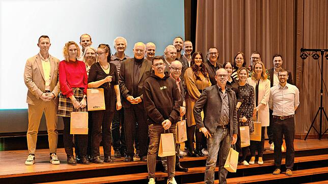 Die Wiha-Jubilare mit Gratulant Wilfried Hahn (siebter von links), Iris Steidinger (dritte von links, hinten) mit den Geschäftsführern ...