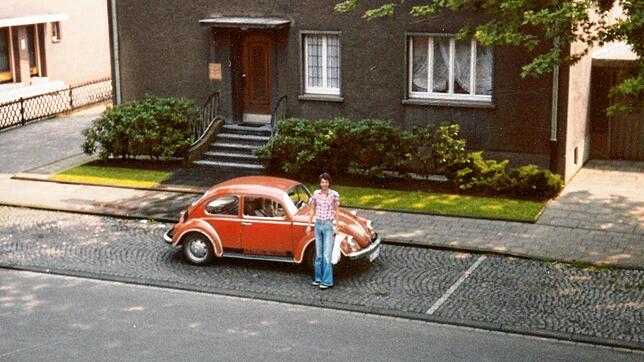 Unser Bild zeigt Winfried Klötzer im Jahr 1975 in Eickel. Er hat gerade sein erstes eigenes Auto abgeholt, einen hellroten VW Käfer.