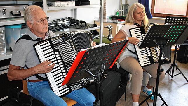 Die regelmäßige Probenarbeit beim Harmonika-Orchester Öflingen hat im Juli wieder begonnen. Doch Corona macht das Planen von Auftritten ...