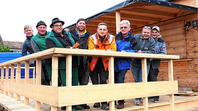 (Archivbild) 2019 fand der Wollmatinger Weihnachtsmarkt zuletzt statt. Damals bauten die Veranstalter unter anderem ein Holzhaus auf ...
