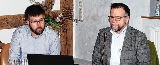 Manuel Mehrle und Frank Tantzky (von links) von den Albstadtwerken stellten bei den Beratungen den Entwurf des Wirtschaftsplans der ...