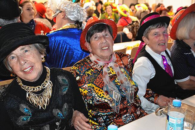 Bild 10: Rund 200 Frauen feiern im katholischen Pfarrsaal ausgelassen Fasnet