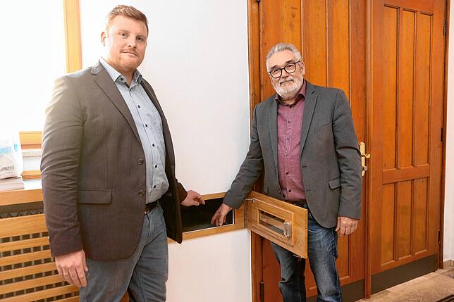 Um 18 Uhr lag keine weitere Bewerbung im Briefkasten des Rathauses Allensbach: Hauptamtsleiter Stefan Weiss (links) und Ludwig ...