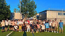 Der Türk. SV Konstanz feiert den Verbleib in der Bezirksliga auf dem heimischen Platz.