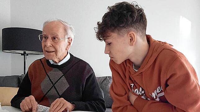 Schüler Noah Melich befragt Zeitzeuge Max Stark Anfang des Jahres.