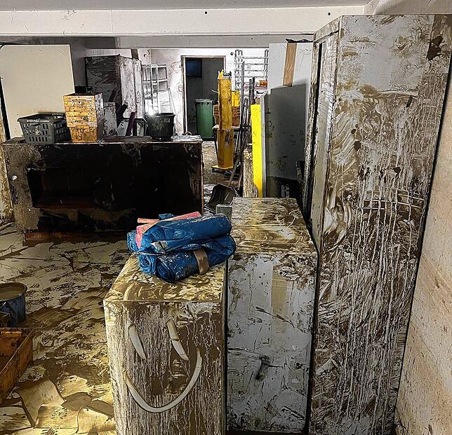 Schränke, Regale, Inventar: Alles, was in dem überfluteten Keller war, musste in den Container geworfen werden.