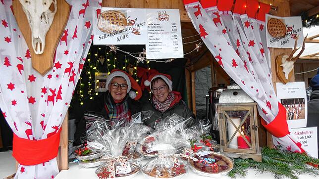 Die Sängerinnen des Gemischten Chors Buch bieten an ihrem schönen Stand Linzertorten feil.