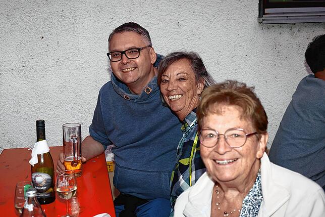 Bild 5: Wollmatinger Dorffest 2025: Wilde Engel bringen Stimmung und Partyfeeling pur
