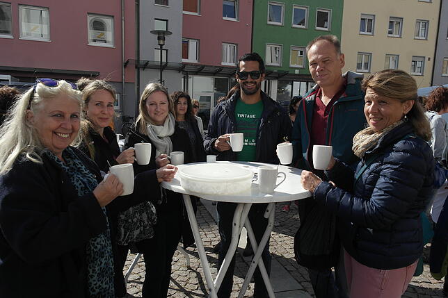 Sie heben die Tassen und unterstützen die Kaffee-Wette: (von links) Mia Bochtler-Kessler, Sarah Kessler, Meike Hechinger, Patrick Loch, ...