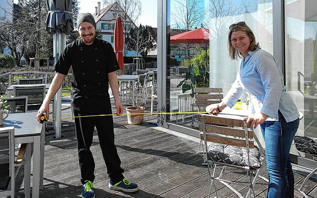 Mittagstisch mit Abstand im Gasthaus „Die Post“: Sabrina Kellenberger und Marc Stoiber messen einen Abstand zwischen ...