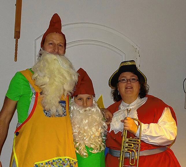 Susanne Reichle, hier mit ihrem Mann Ralf und Sohn Peter, debütierte 2019 im Guglhupf als Knabenmusikerin und entwarf nun einen ...