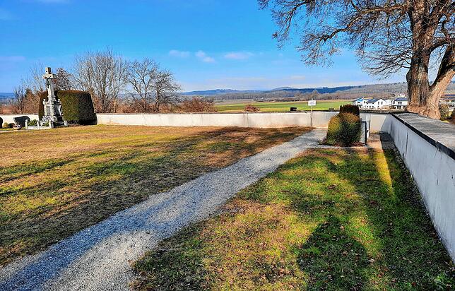 Auf dem Friedhof in Orsingen sind vor der hinteren Wand sind Reihenrasengräber vorgesehen. Auf der freien Grünfläche werden zwei Bäume ...
