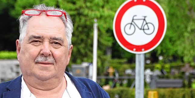 Bernhard Müller fragt sich, warum so viele Radfahrer das Verkehrsschild am Hauptfriedhof ignorieren. Es verbietet das Radfahren auf dem ...