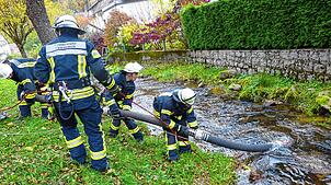 Bei der Jahreshauptübung der Feuerwehr Nußbach  kann das Löschwasser aus dem Hintertalbach entnommen werden. Bild: Priska Dold