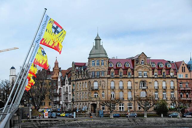Ho Narro Dehom: Die Fahnen an der Rheinbrücke verkünden das Motto der Fasnacht 2021.