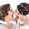 Nicole (links) und Annabelle Dähler aus Amriswil (Kanton Thurgau) üben schon einmal für eine mögliche Hochzeit. Die beiden Frauen hoffen ...
