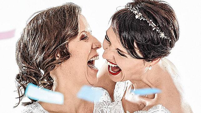 Nicole (links) und Annabelle Dähler aus Amriswil (Kanton Thurgau) üben schon einmal für eine mögliche Hochzeit. Die beiden Frauen hoffen ...