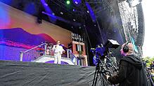 Bild : Los geht&lsquo;s &ndash; Fans und Mitarbeiter strömen auf das Festivalgelände
