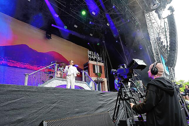 Bild 1: Los geht&lsquo;s &ndash; Fans und Mitarbeiter strömen auf das Festivalgelände
