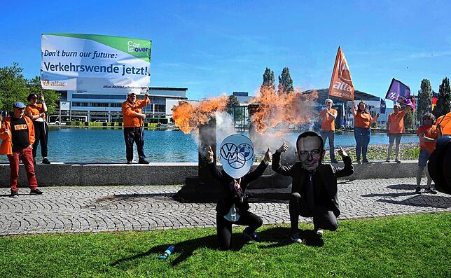 Dieses Jahr sind von den verschiedensten Organisationen Proteste angekündigt. Hier tragen Aktivisten Masken in Form von Verkehrsminister ...
