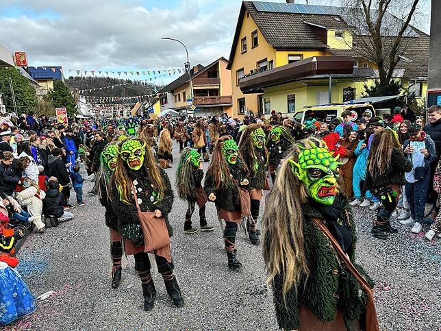 Bild 8: Narren feiern ausgelassen &ndash; Bilder vom Umzug (Teil 2)