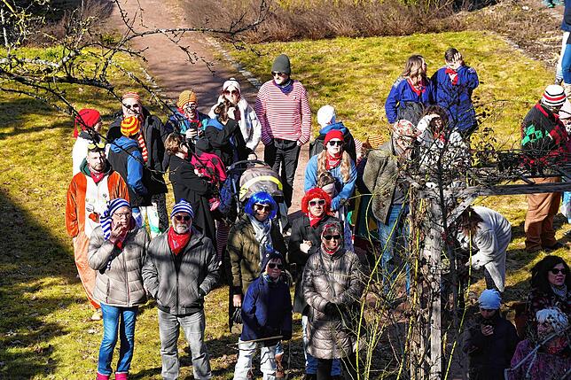Bild 18: Zahlreiche Narren feiern die Katerbefreiung 2025 im Riet