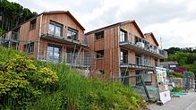 Beim neuen Oetinger-Haus auf dem Lehenhof in Deggenhausen ist viel Beton verbaut worden. Aber durch die Fassadenverkleidung aus Holz ...