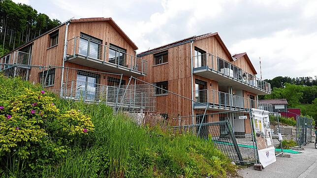Beim neuen Oetinger-Haus auf dem Lehenhof in Deggenhausen ist viel Beton verbaut worden. Aber durch die Fassadenverkleidung aus Holz ...