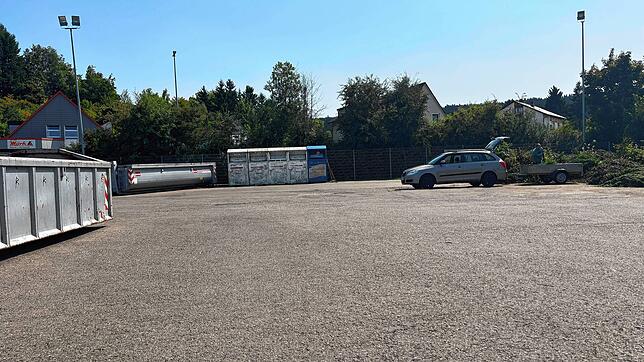 Die Kleidercontainer auf dem Wertstoffhof (links) stehen wie gewohnt. Von Müll drum herum ist weit und breit nichts zu sehen.