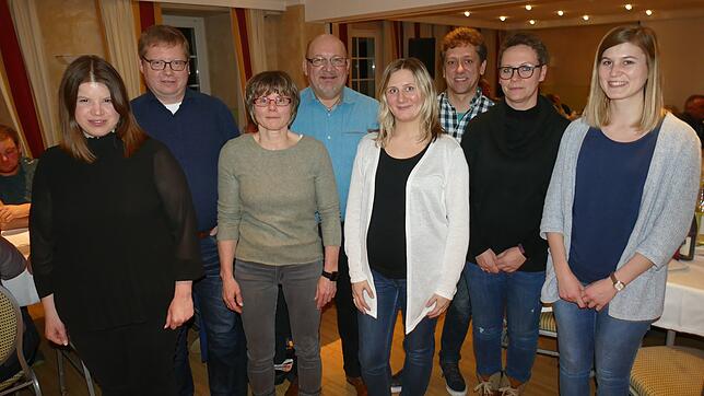 Den Vorstand der Musikapelle Fürstenberg bilden: Vorsitzende Melanie Vollmer (von links), Dirigent Matthias Mayer, Beisitzerin Michaela ...