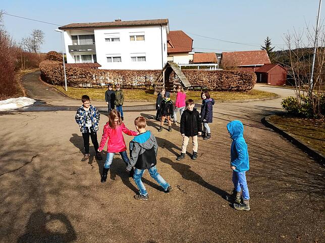 Die Grundschüler in Riedöschingen genießen den Wiederbeginn der Schule. Bild: Angelika Sitte