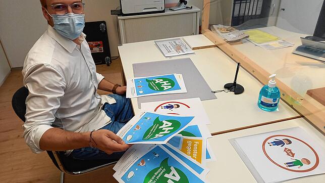 Martin Reiser kümmert sich im Rathaus Hüfingen um die beiden Urnengänge am Sonntag, 26. September. Im Moment bereitet er die Hygiene- ...