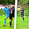 Chance verpasst: Patrick Vögele (links) wird unmittelbar vor dem Tor von Timo Kronenberger (Nr. 3) angeschossen, doch der Ball fliegt ...