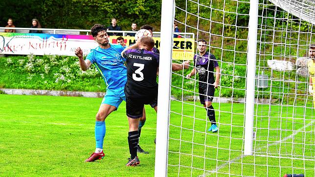 Chance verpasst: Patrick Vögele (links) wird unmittelbar vor dem Tor von Timo Kronenberger (Nr. 3) angeschossen, doch der Ball fliegt ...