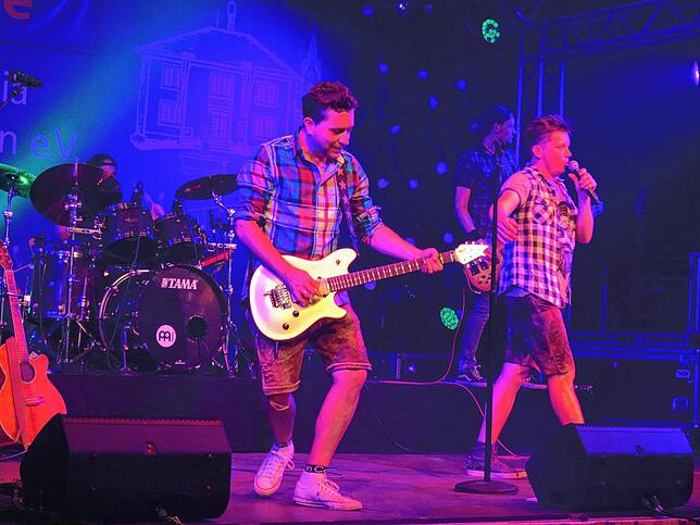 Bild 11: Dorfrocker rocken Festzelt in Leipferdingen