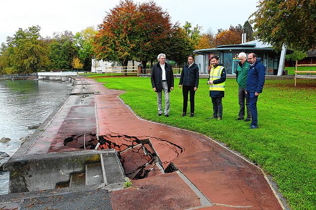 So sah es am Ufer des Strandbads noch Ende Oktober 2024 vor Beginn der Bauarbeiten aus (von links): Stadtbauamtsleiter Wolfgang Kübler, ...