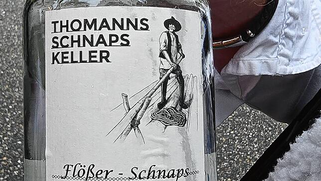 Stilecht stieß man am Samstagmorgen mit Flößerschnaps an.