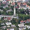 Auf dem Telekom-Areal, auf dem Bild rechts vom Bestandsgebäude, im Bereich der Bäume, sollen vier Wohnblöcke entstehen, mit zwei und ...