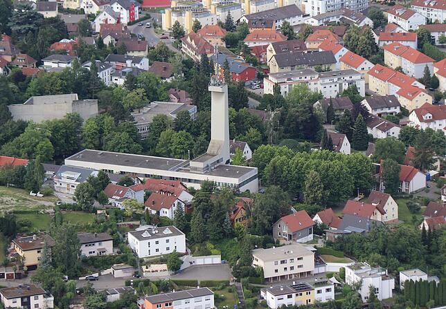 Auf dem Telekom-Areal, auf dem Bild rechts vom Bestandsgebäude, im Bereich der Bäume, sollen vier Wohnblöcke entstehen, mit zwei und ...