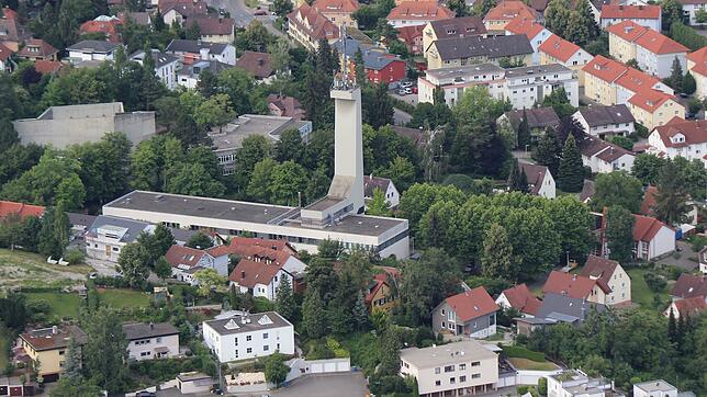 Auf dem Telekom-Areal, auf dem Bild rechts vom Bestandsgebäude, im Bereich der Bäume, sollen vier Wohnblöcke entstehen, mit zwei und ...