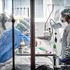 Medizinisches Personal behandelt auf der Intensivstation des Krankenhauses von Brescia einen Patienten. In der Lombardei liegen die ...