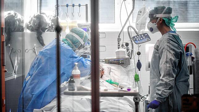 Medizinisches Personal behandelt auf der Intensivstation des Krankenhauses von Brescia einen Patienten. In der Lombardei liegen die ...