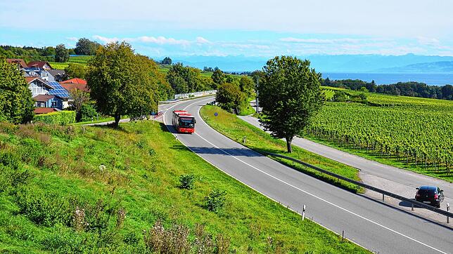 Die B&nbsp;31-neu (hier bei Stetten) ist die wichtigste Ost-West-Verkehrsachse im Bodenseekreis.