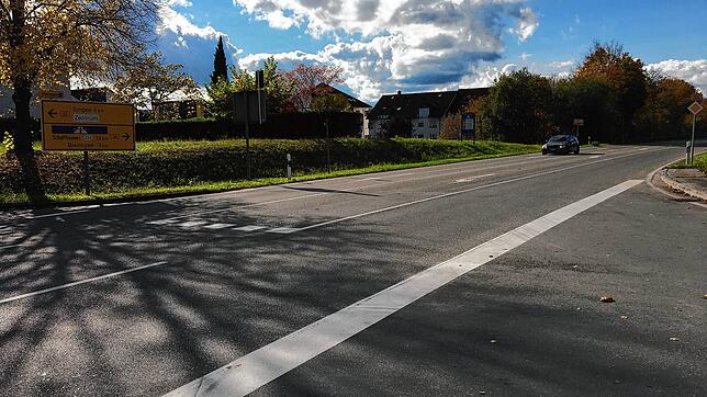 Bis zur Kreuzung verläuft der Radweg von Bietingen nach Gottmadingen auf der linken Seite. Danach werden die Radfahrer ohne weitere ...