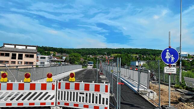 Noch ist die Kreisbrücke zwischen Horheim und Schwerzen für die letzten Bauabeiten gesperrt, doch zum Ende der Woche wird sie für den ...